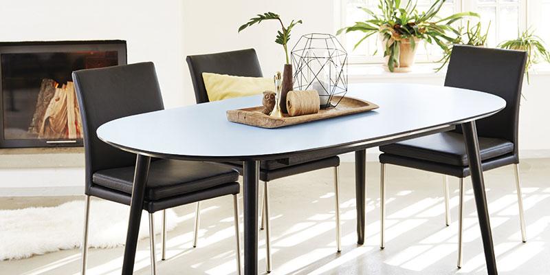 Rundt u-design spisebord med sorte spisestole