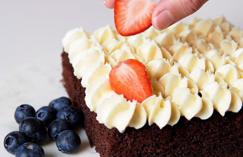 Møblér opskrift - Pynt kage med blåbær og jordbær