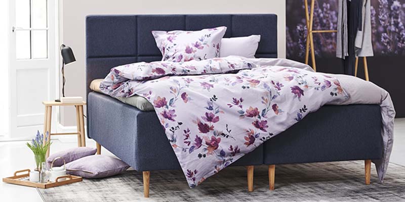 Zensizone seng med blomstret dyne